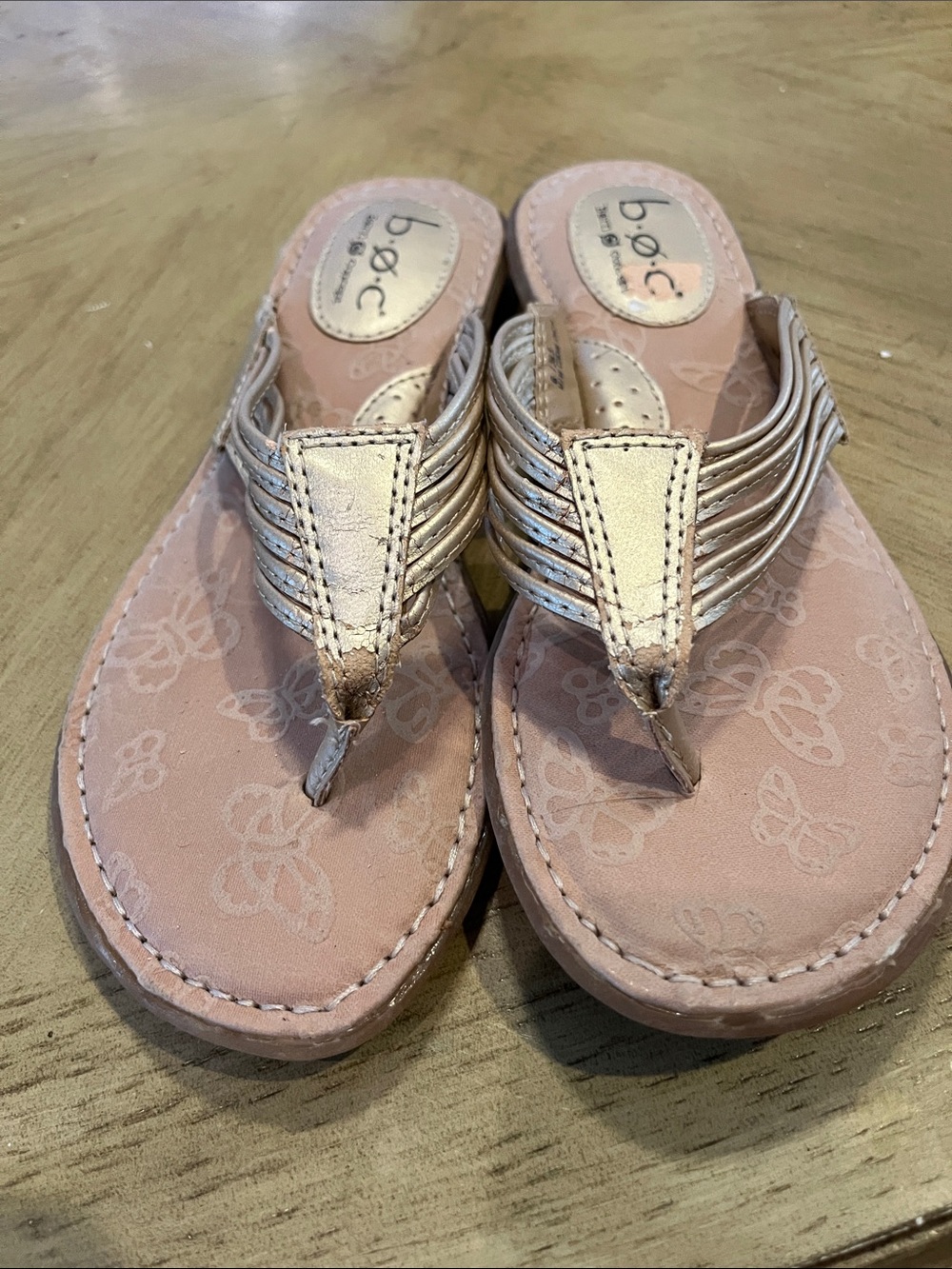 b.o.c. Gold Thong Sandals with Metallic Gold Straps size 6